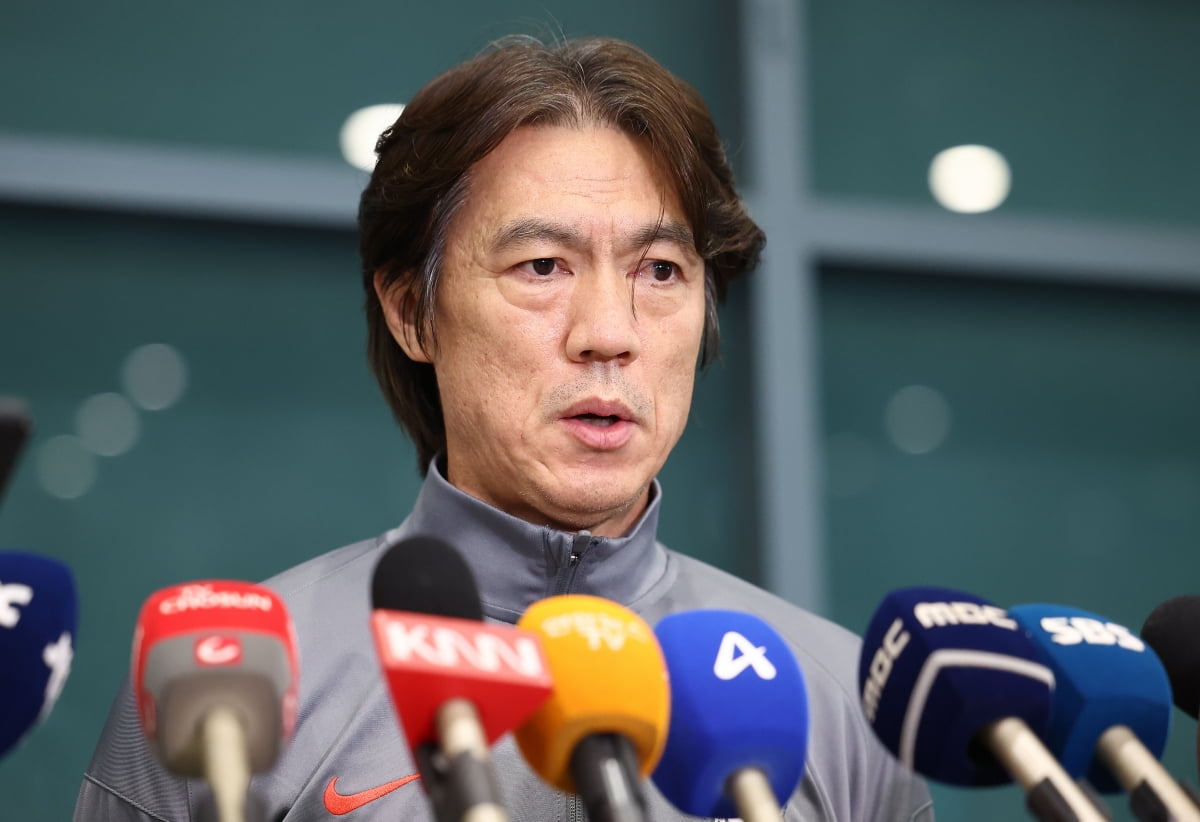 ⚽意甲半场：VAR介入判点 弗拉霍维奇建功 库普梅纳斯失良机 尤文图斯主场1-0领先卡利亚里