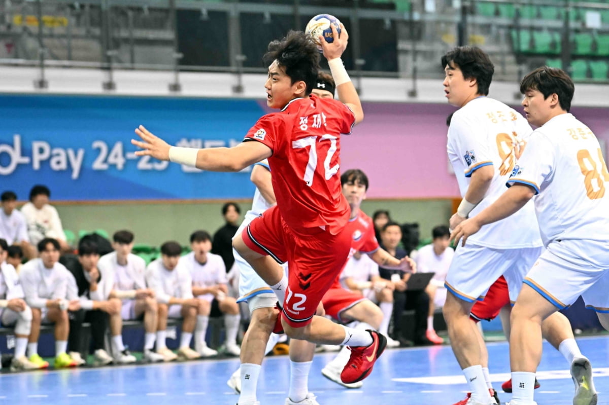 伊万携武磊出席发布会：我们要带着勇气 去踢这场比赛