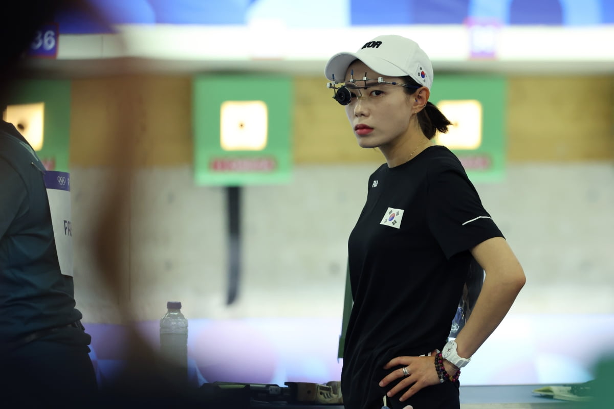 国足胜巴林各界说啥？武磊爆赞，伊万换人蜕变，晋级形势一片大好