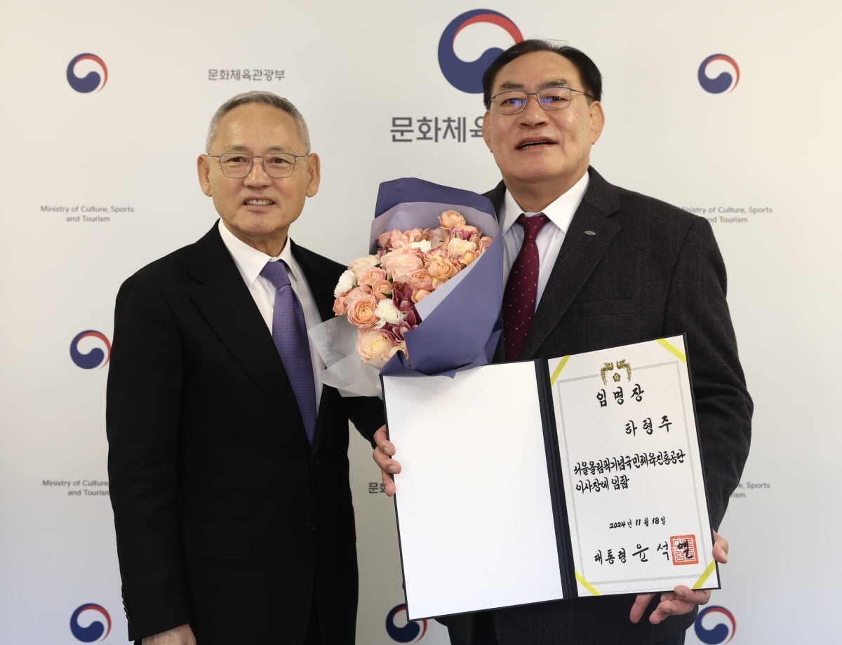重情重义！网友晒唐斯现身国家中心：依旧身穿森林狼款式的T恤