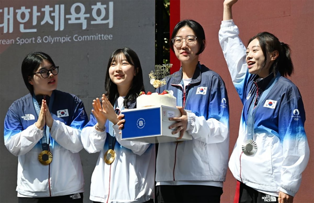 皇马成最大赢家，安帅、维尼修斯、老佛爷与因凡蒂诺合影