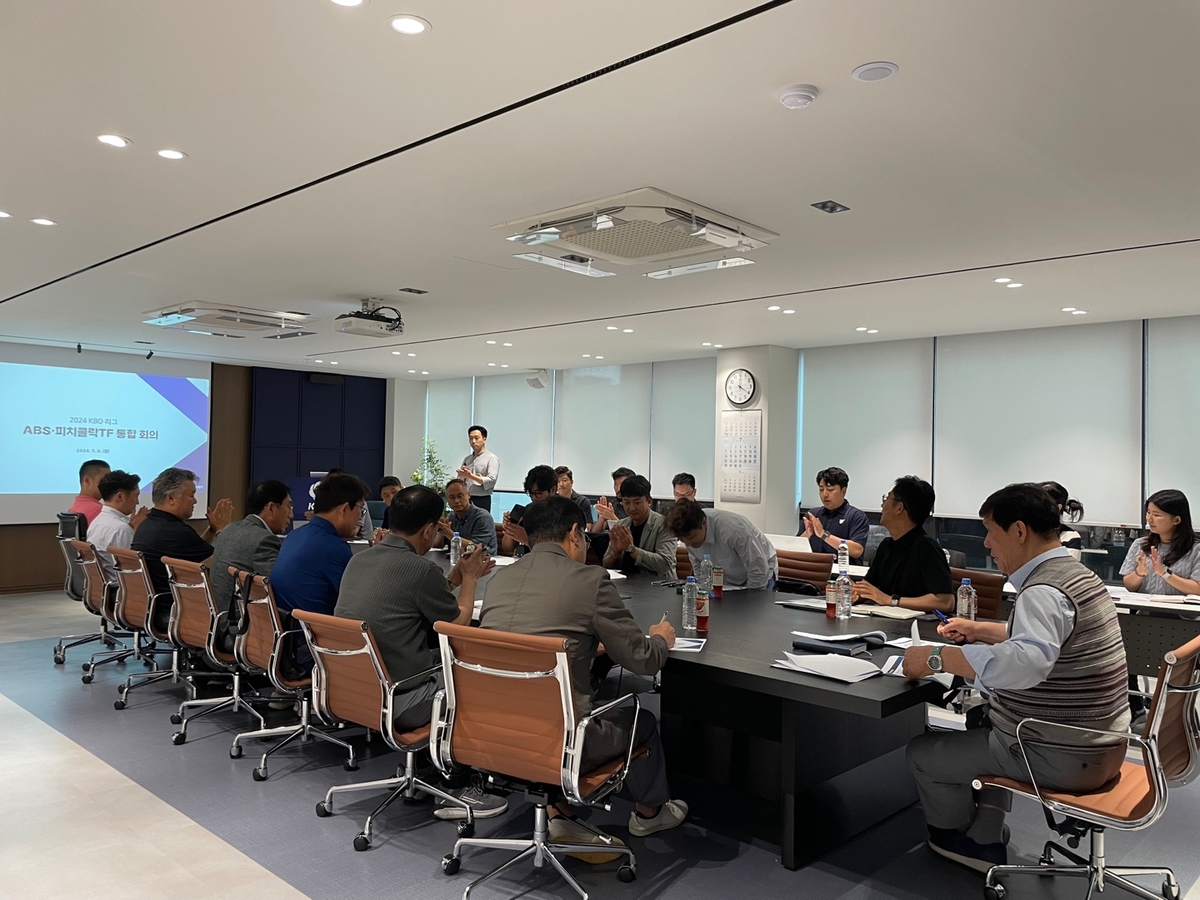 NBA早报｜詹姆斯参加字母哥婚礼 勇士新秀未签约 贝弗利首秀惨淡