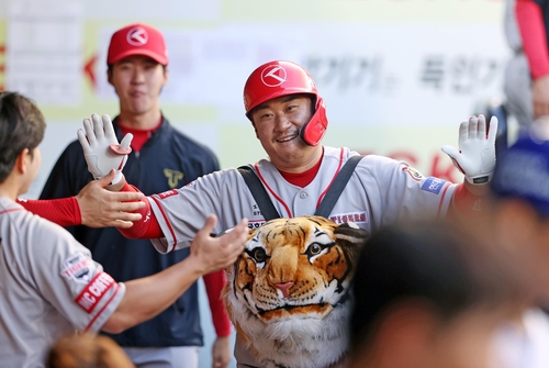 双喜临门！山猫主教练里夫当选本赛季最佳教练和年度最佳总经理