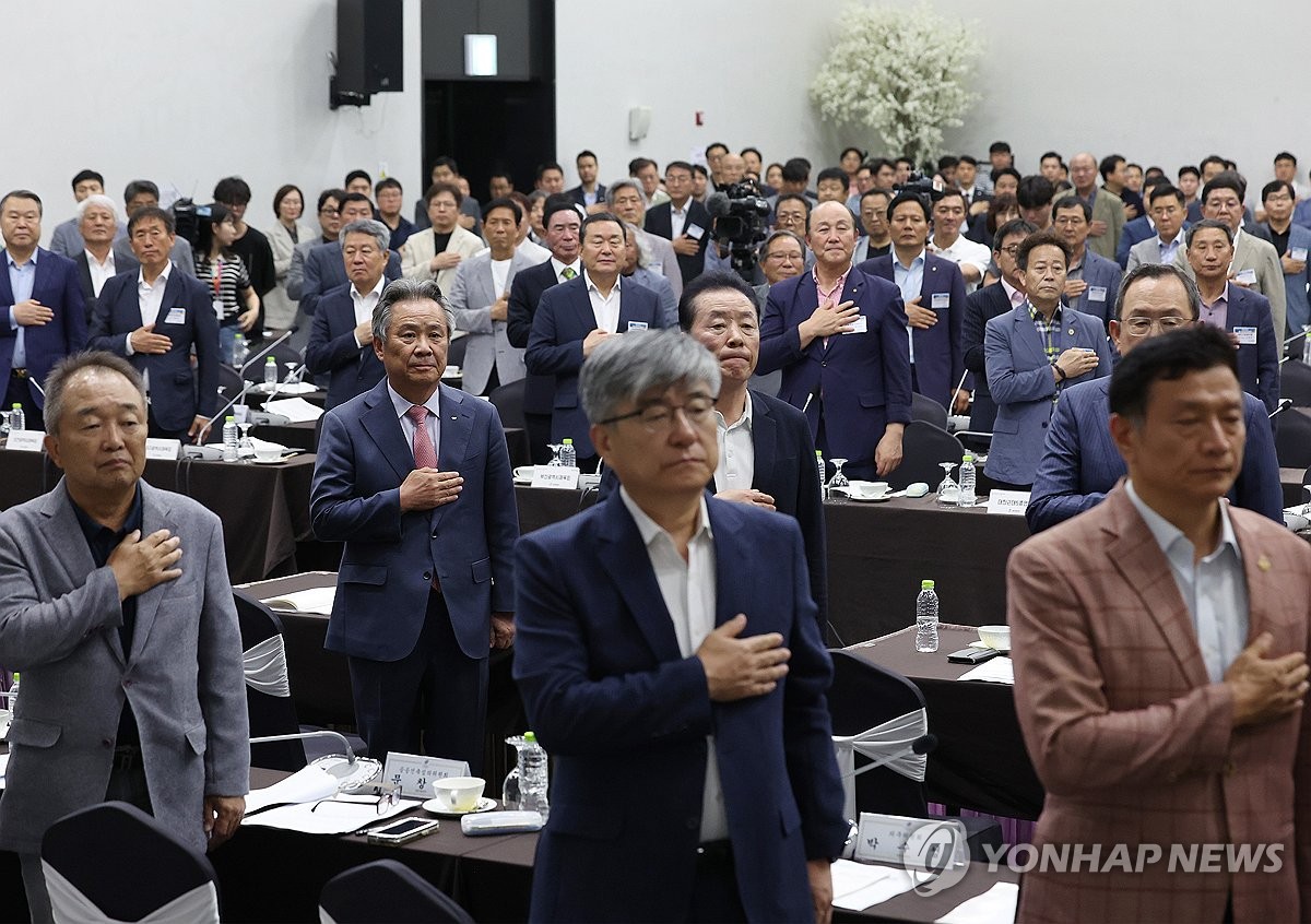 马卡：弗里克在纪律上毫不妥协，但对球员也表现出亲近和关心