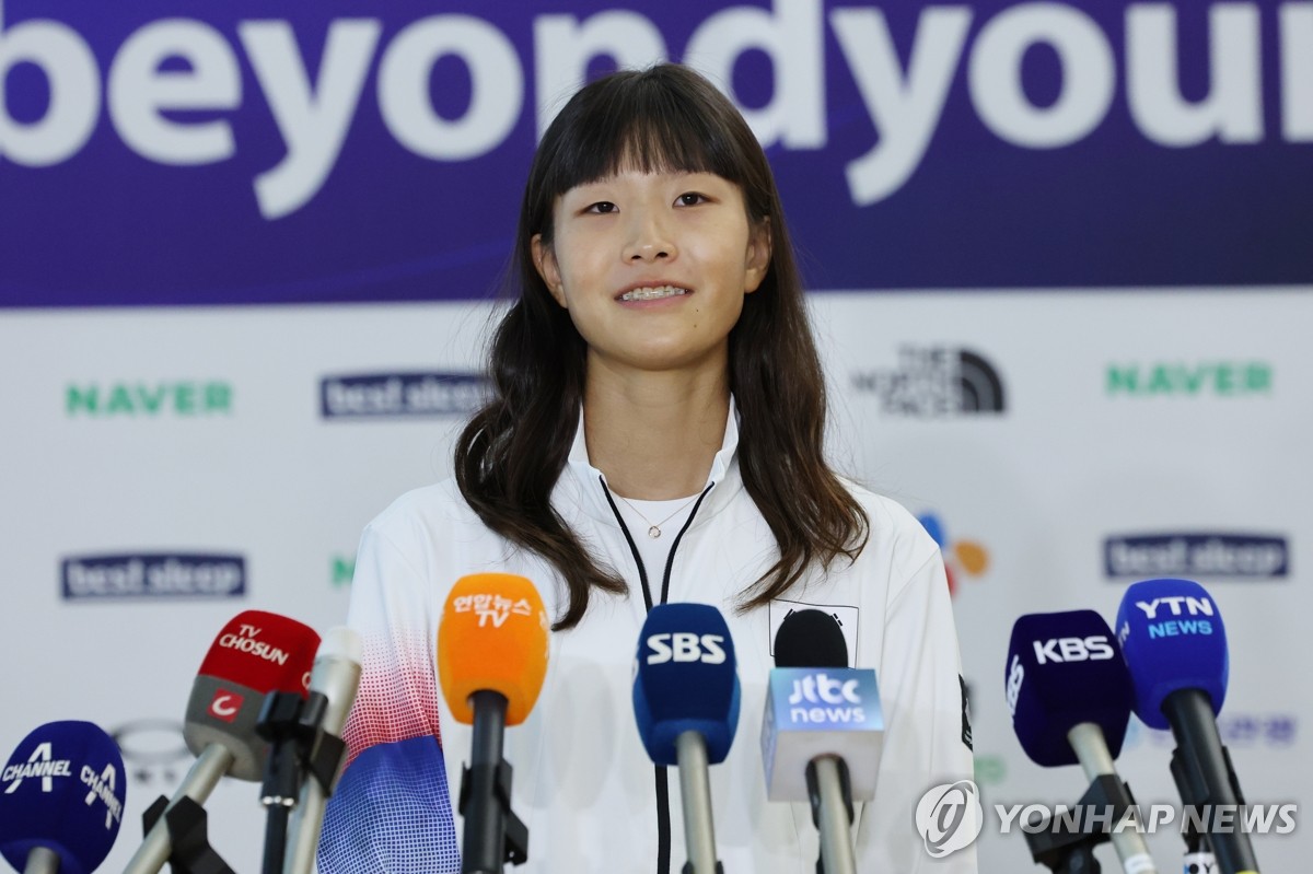重回克城！詹姆斯开局上演标志性反击单手暴扣