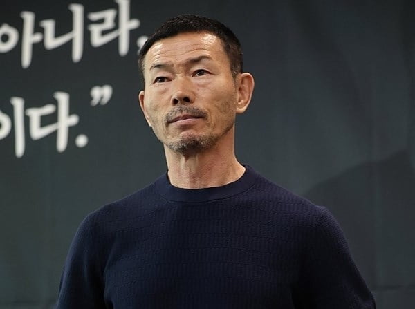 世体：诺坎普工地现场出现冲突事件，20名工人持木棒互殴