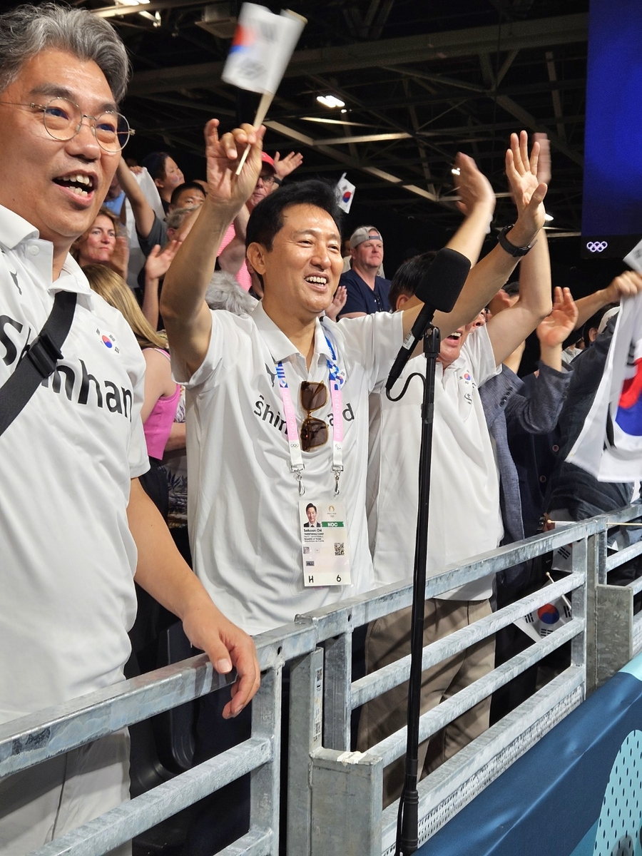 居勒尔下场后和贝林厄姆狠狠地抱在一起